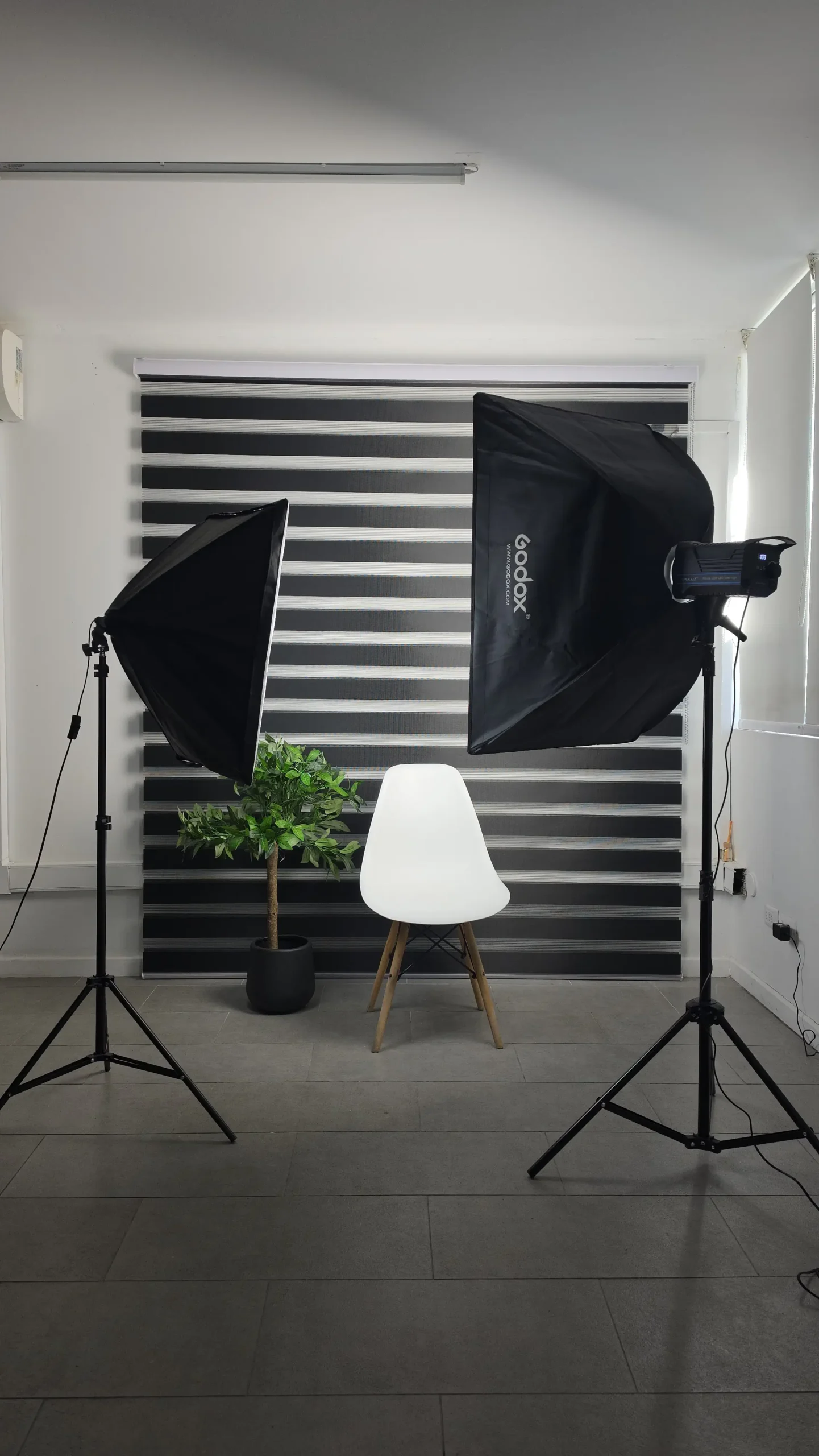 Zona de maquillaje y cambio para modelos en el estudio de arriendo por horas en Santiago.