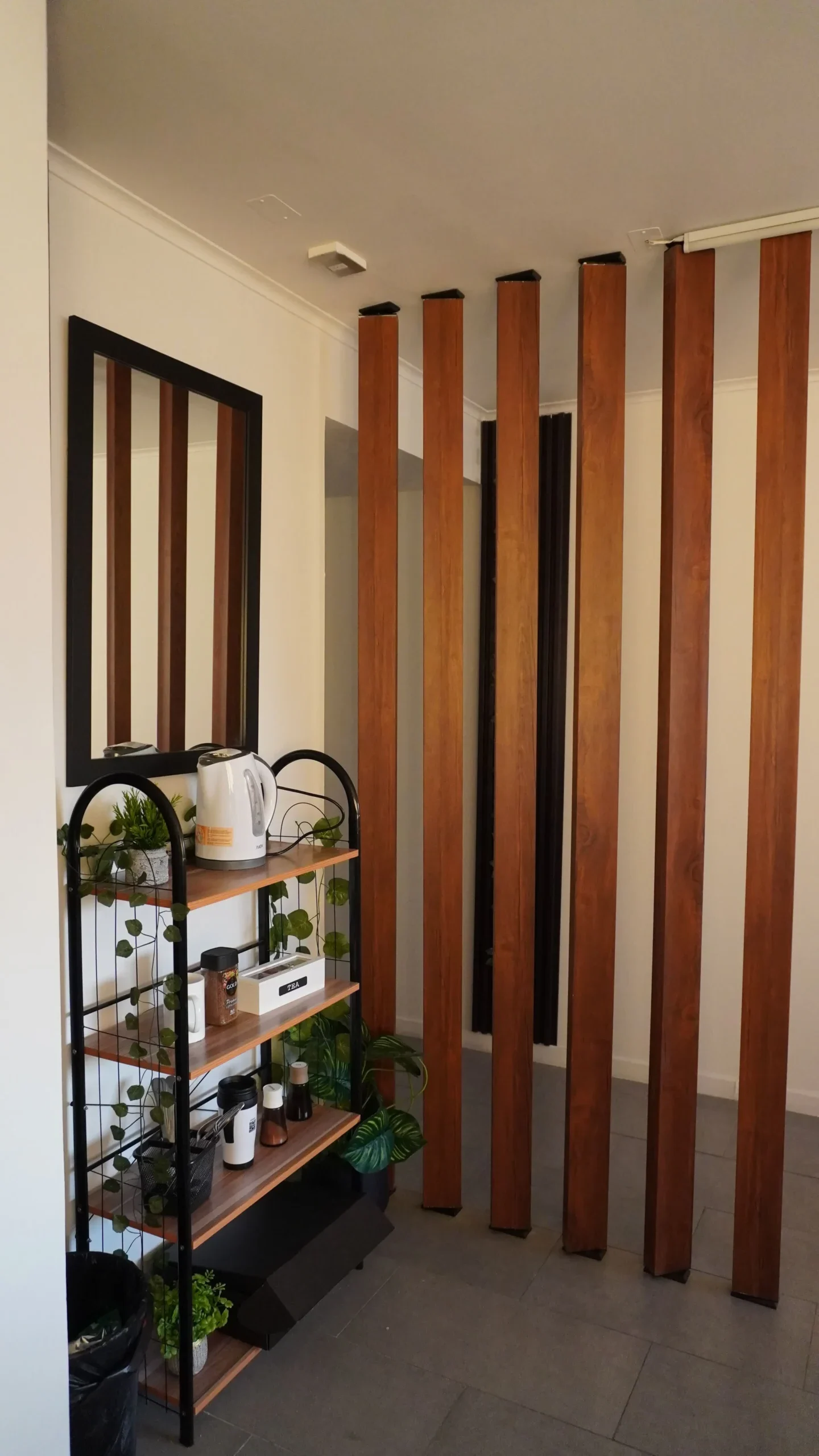 Rincón de café del estudio B2B Studio, disponible durante el arriendo por horas en Santiago Centro.