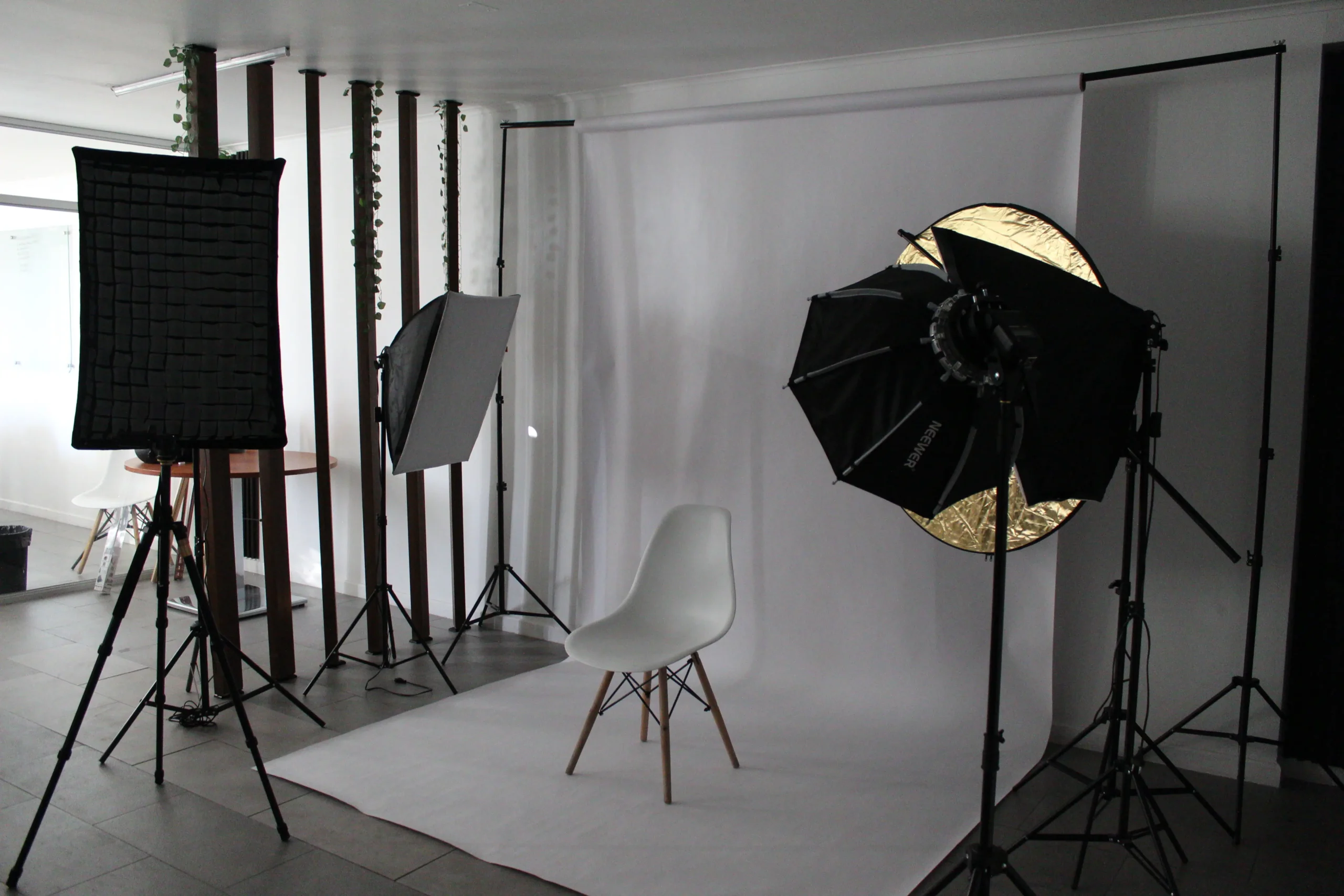 Set principal del estudio fotográfico en Santiago Centro, con ciclorama e iluminación profesional para foto y video.